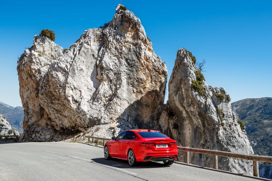 Jaguar XE P300 R-Dynamic 2019 года  (WW) (фото 35 из 51)
